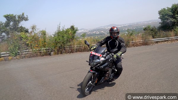 Bajaj Pulsar F250 Hindi Review: बजाज पल्सर एफ250 रिव्यू डिजाईन फीचर्स इंजन परफॉर्मेंस राइड जानकारी