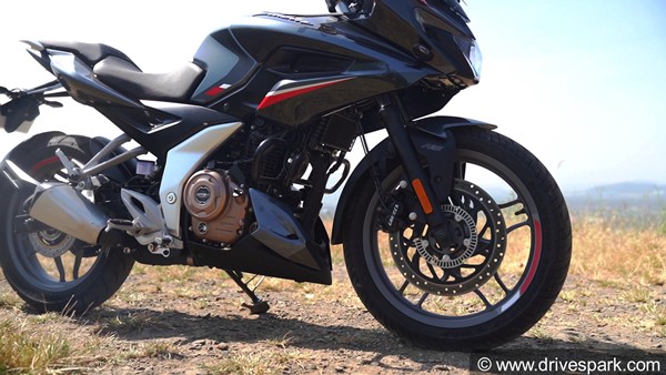 Bajaj Pulsar F250 Hindi Review: बजाज पल्सर एफ250 रिव्यू डिजाईन फीचर्स इंजन परफॉर्मेंस राइड जानकारी