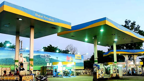 भारत पेट्रोलियम 5 साल में लगाएगी 7,000 ईवी चार्जिंग स्टेशन, ‘ग्रीन एनर्जी’ में शिफ्ट होंगे पेट्रोल पंप