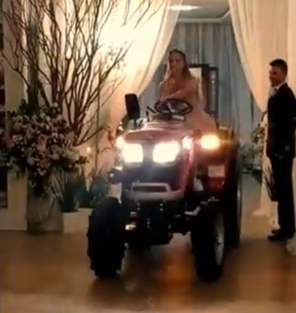 अपनी बर्थ-डे पार्टी में इस लड़की ने ट्रैक्टर से मारी एंट्री, Anand Mahindra ने शेयर किया वीडियो