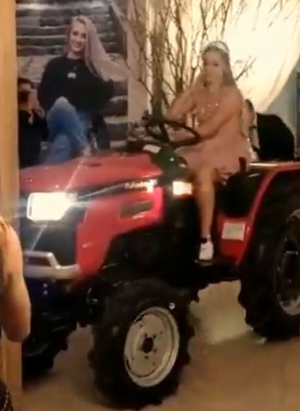 अपनी बर्थ-डे पार्टी में इस लड़की ने ट्रैक्टर से मारी एंट्री, Anand Mahindra ने शेयर किया वीडियो