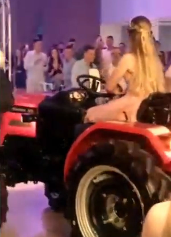 अपनी बर्थ-डे पार्टी में इस लड़की ने ट्रैक्टर से मारी एंट्री, Anand Mahindra ने शेयर किया वीडियो