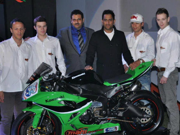 महेंद्र सिंह धोनी ने फार्म-हाउस में चलाई Yamaha RD350 बाइक, वीडियो हुआ वायरल