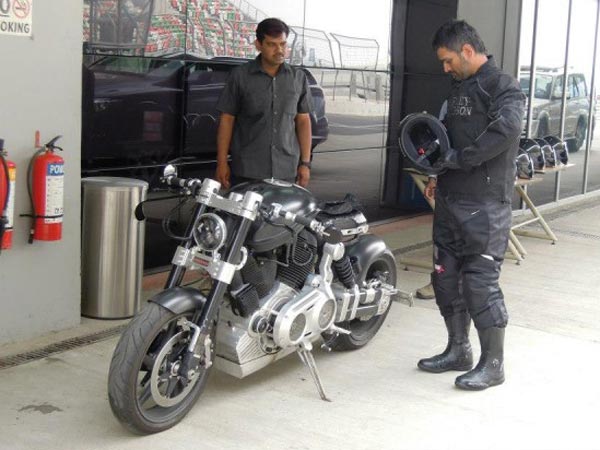 महेंद्र सिंह धोनी ने फार्म-हाउस में चलाई Yamaha RD350 बाइक, वीडियो हुआ वायरल