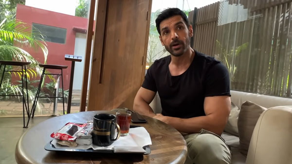 जाॅन अब्राहम ने चलाई Kawasaki Ninja ZX-14R, दिखाया अपने सुपरबाइक्स का कलेक्शन, देखें वीडियो