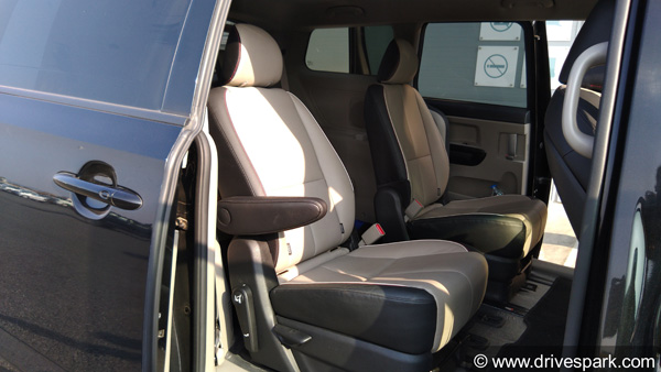 सिंगर सोनू निगम ने फैमिली के लिए खरीदी नई Kia Carnival MPV, जानें क्या है कीमत और फीचर्स