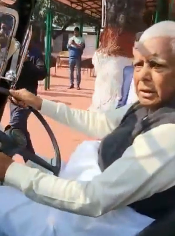 लालू यादव ने जीप चलाकर सबको चौंकाया, कहा- ‘काफी वर्षों बाद चलाई अपनी पहली कार’