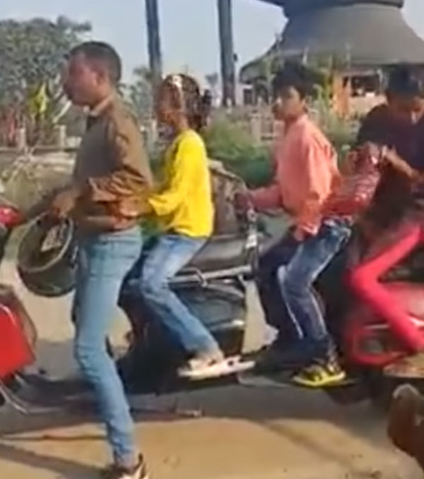 असम के रहने वाले व्यक्ति ने बनाया यह अनोखा स्कूटर, अपने परिवार को कराता है सवारी