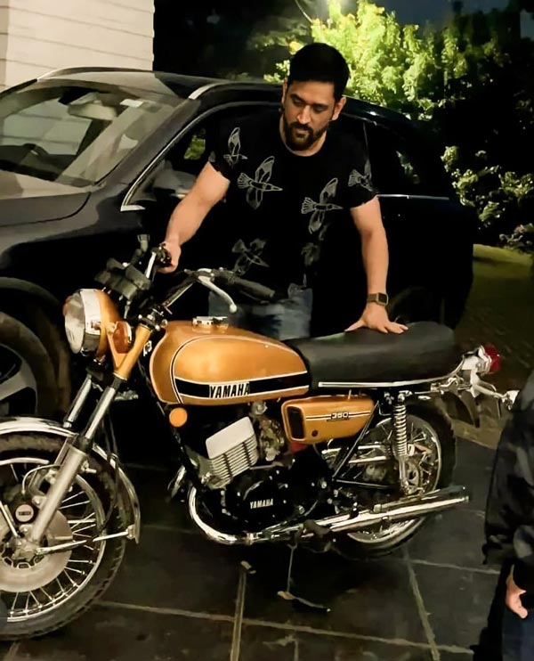महेंद्र सिंह धोनी ने फार्म-हाउस में चलाई Yamaha RD350 बाइक, वीडियो हुआ वायरल