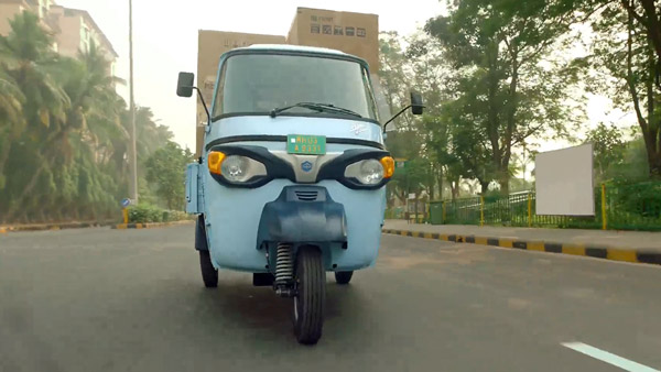 Piaggio: पियाजियो के बारामती प्लांट में महिला कर्मचारियों ने बनाई पहली इलेक्ट्रिक थ्री-व्हीलर