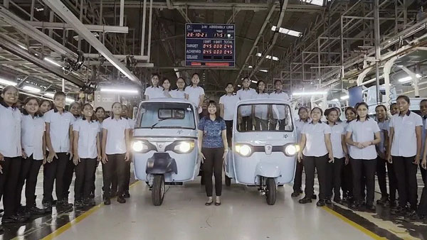 Piaggio: पियाजियो के बारामती प्लांट में महिला कर्मचारियों ने बनाई पहली इलेक्ट्रिक थ्री-व्हीलर