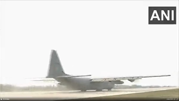 पूर्वांचल एक्सप्रेस-वे पर Hercules C130J में उतरे प्रधानमंत्री नरेंद्र मोदी, एयर फोर्स ने दिखाया अपना दम