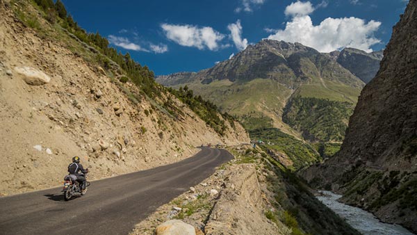 World’s Highest Road: लद्दाख में बनी दुनिया की सबसे ऊंची सड़क का नाम गिनीज वर्ल्ड रिकाॅर्ड में दर्ज