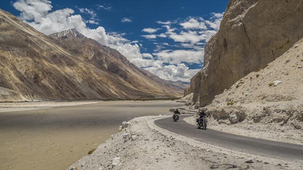 World’s Highest Road: लद्दाख में बनी दुनिया की सबसे ऊंची सड़क का नाम गिनीज वर्ल्ड रिकाॅर्ड में दर्ज