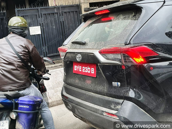 Toyota RAV4 मिड-साइज SUV भारत में टेस्टिंग करते आई नजर, रियर प्रोफाइल का हुआ खुलासा