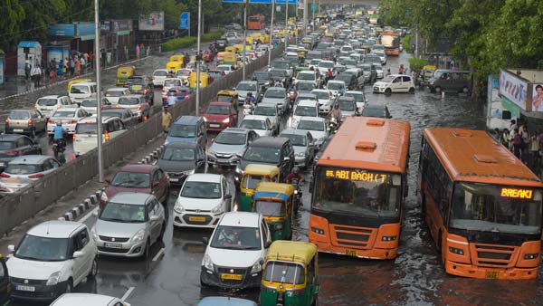 दिल्ली वाले ध्यान दें! वाहन पर ये स्टीकर नहीं है तो लगेगा 10,000 रुपये का जुर्माना