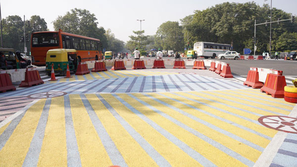 सड़क पर पैदल चलने वालों की सुरक्षा के लिए दिल्ली में शुरू हुआ ट्रायल