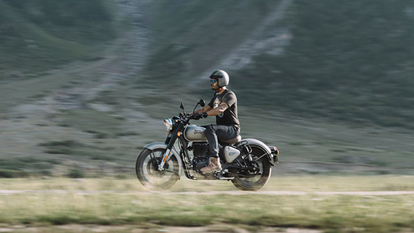 अभिनेत्री Kirti Kulhari ने खरीदी नई Royal Enfield Classic 350, सोशल मीडिया पर साझा की तस्वीरें अभिनेत्री Kirti Kulhari ने खरीदी नई Royal Enfield Classic 350, सोशल मीडिया पर साझा की तस्वीरें