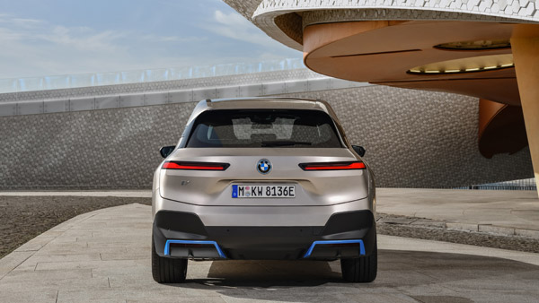 BMW पेश करने वाली है रंग बदलने वाली कार, 2022 Consumer Electronics Show में हो सकता है खुलासा