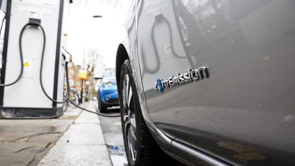 EV Charging Stations: पुणे में इलेक्ट्रिक वाहनों के लिए लगाए जाएंगे 500 चार्जिंग स्टेशन EV Charging Stations: पुणे में इलेक्ट्रिक वाहनों के लिए लगाए जाएंगे 500 चार्जिंग स्टेशन