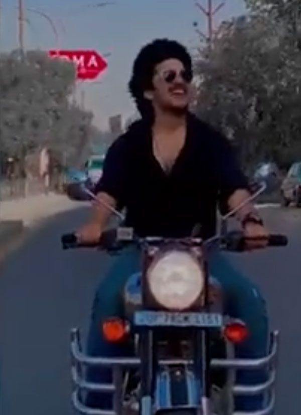 Bullet पर फिल्मी स्टाइल में ढूंढ रहा था ‘लुगाई’, पुलिस ने काटा 9,000 रुपये का चालान