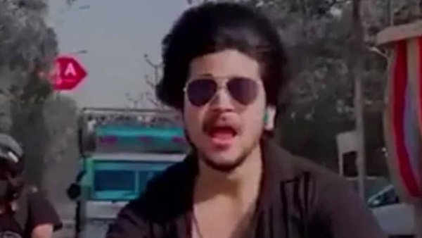 Bullet पर फिल्मी स्टाइल में ढूंढ रहा था ‘लुगाई’, पुलिस ने काटा 9,000 रुपये का चालान