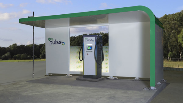 महिंद्रा के इलेक्ट्रिक वाहनों को चार्जिंग की सुविधा उपलब्ध करेगी जियो-बीपी, कंपनियों के बीच हुआ करार