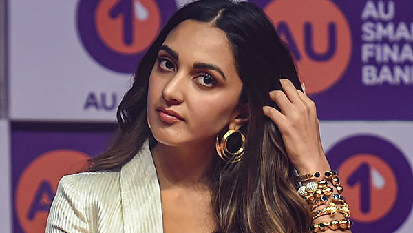Bollywood एक्ट्रेस Kiara Advani ने खरीदी नई Audi A8 L लग्जरी सेडान, सामने आईं तस्वीरें Bollywood एक्ट्रेस Kiara Advani ने खरीदी नई Audi A8 L लग्जरी सेडान, सामने आईं तस्वीरें