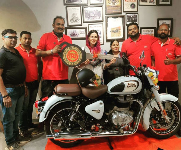अभिनेत्री Kirti Kulhari ने खरीदी नई Royal Enfield Classic 350, सोशल मीडिया पर साझा की तस्वीरें अभिनेत्री Kirti Kulhari ने खरीदी नई Royal Enfield Classic 350, सोशल मीडिया पर साझा की तस्वीरें