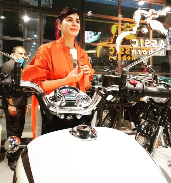 अभिनेत्री Kirti Kulhari ने खरीदी नई Royal Enfield Classic 350, सोशल मीडिया पर साझा की तस्वीरें अभिनेत्री Kirti Kulhari ने खरीदी नई Royal Enfield Classic 350, सोशल मीडिया पर साझा की तस्वीरें