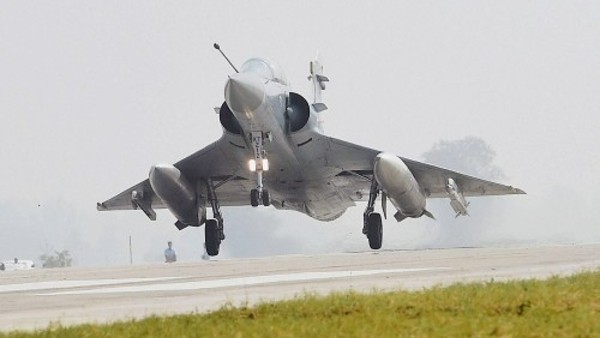 चोरों का कारनामा, ट्रक से मिराज-2000 लड़ाकू विमान का टायर लेकर हुए फरार