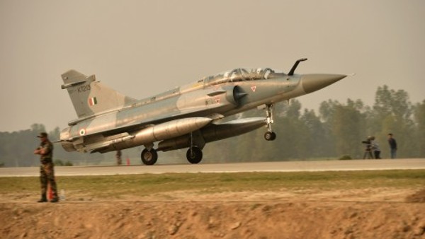 चोरों का कारनामा, ट्रक से मिराज-2000 लड़ाकू विमान का टायर लेकर हुए फरार