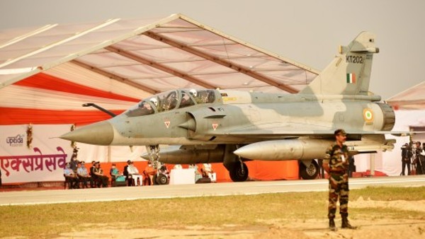 चोरों का कारनामा, ट्रक से मिराज-2000 लड़ाकू विमान का टायर लेकर हुए फरार