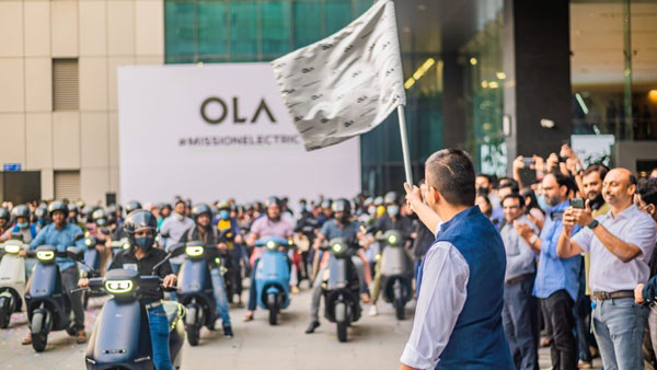 Ola इलेक्ट्रिक ने 100 स्पेशल ग्राहकों को डिलीवर की S1 और S1 Pro इलेक्ट्रिक स्कूटर