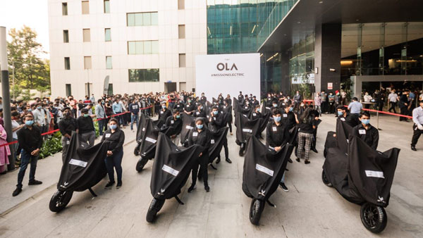 Ola इलेक्ट्रिक ने 100 स्पेशल ग्राहकों को डिलीवर की S1 और S1 Pro इलेक्ट्रिक स्कूटर