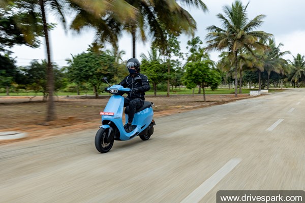 Ola Electric Scooter की डिलीवरी आज से हुई शुरु, पहले ग्राहकों को खास कार्यक्रम में सौंपा जाएगा स्कूटर