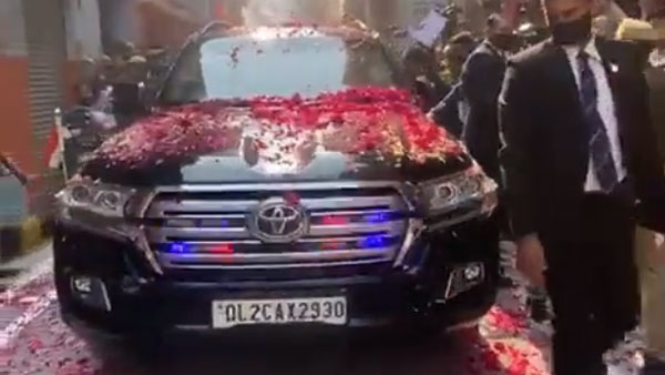 बनारस दौरे पर Toyota Land Cruiser में दिखे PM Modi, जानें आखिर कितनी खास है यह कार