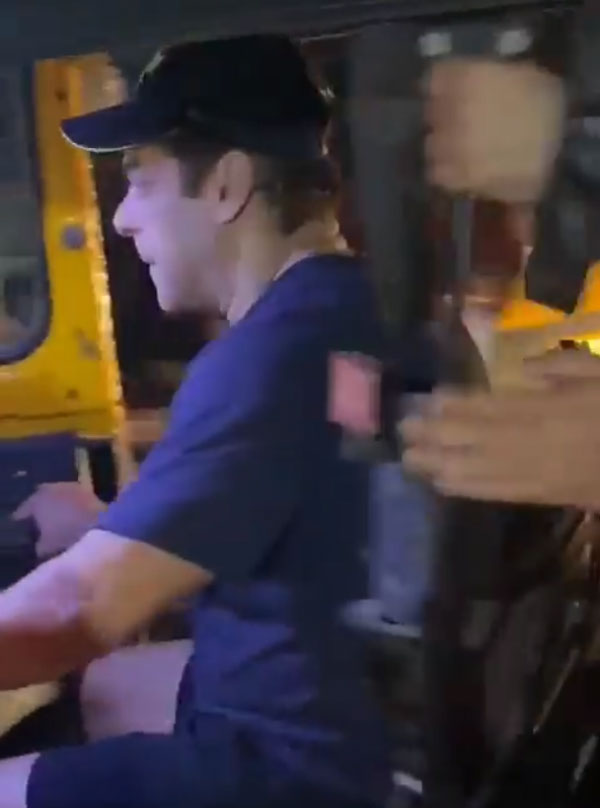 मुंबई की सड़कों पर Auto Rickshaw चलाते नजर आए Salman Khan, वायरल हुई तस्वीरें मुंबई की सड़कों पर Auto Rickshaw चलाते नजर आए Salman Khan, वायरल हुई तस्वीरें