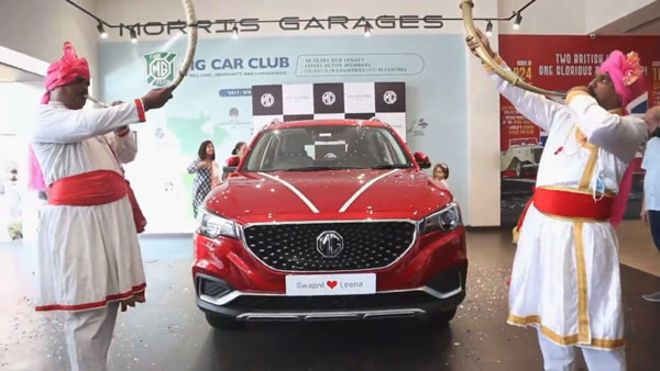 एक्टर स्वप्निल जोशी ने पत्नि को गिफ्ट की MG की इलेक्ट्रिक एसयूवी, जानिए क्या है कीमत और रेंज एक्टर स्वप्निल जोशी ने पत्नि को गिफ्ट की MG की इलेक्ट्रिक एसयूवी, जानिए क्या है कीमत और रेंज