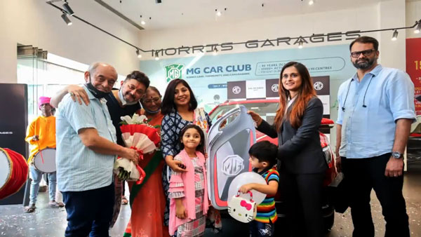 एक्टर स्वप्निल जोशी ने पत्नि को गिफ्ट की MG की इलेक्ट्रिक एसयूवी, जानिए क्या है कीमत और रेंज एक्टर स्वप्निल जोशी ने पत्नि को गिफ्ट की MG की इलेक्ट्रिक एसयूवी, जानिए क्या है कीमत और रेंज