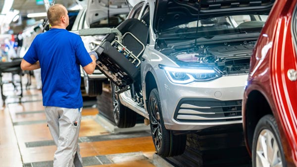 Volkswagen की कारों का उत्पादन अगले साल हो सकता है कम, जानें क्या है इसकी वजह