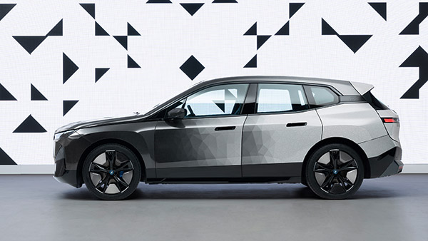 सिर्फ एक बटन के क्लिक पर ‘गिरगिट’ की तरह रंग बदलेगी कार, BMW ने पेश की नई तकनीक