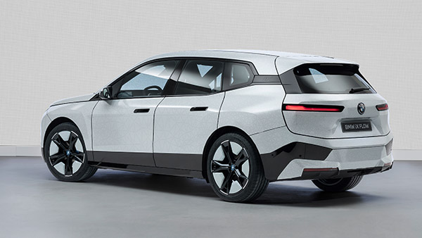 सिर्फ एक बटन के क्लिक पर ‘गिरगिट’ की तरह रंग बदलेगी कार, BMW ने पेश की नई तकनीक