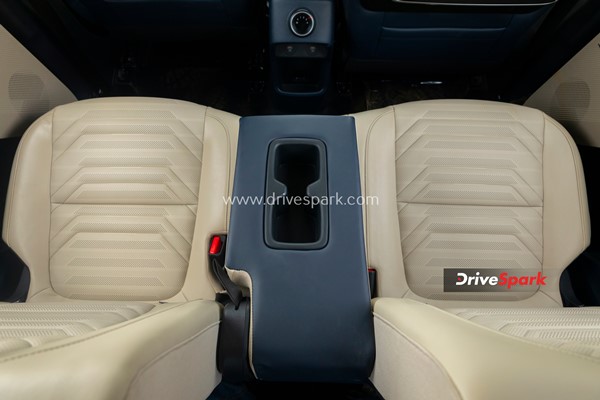 Kia Carens Review: किया कैरंस रिव्यू डिजाईन, फीचर्स, इंजन, ड्राइविंग अनुभव, सीटिंग जानकारी