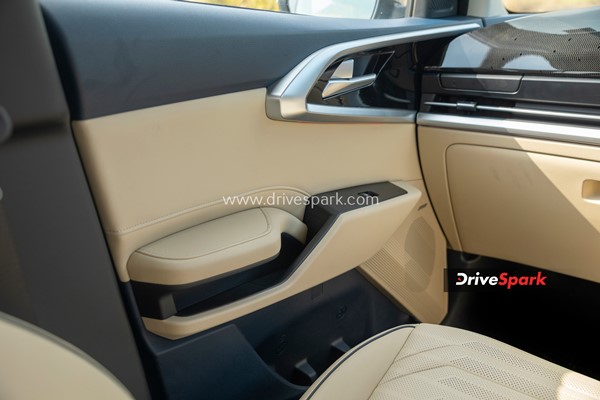 Kia Carens Review: किया कैरंस रिव्यू डिजाईन, फीचर्स, इंजन, ड्राइविंग अनुभव, सीटिंग जानकारी