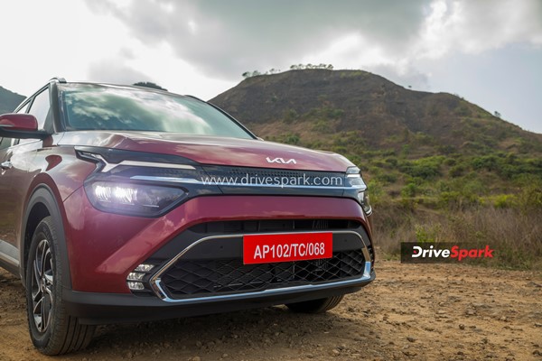 Kia Carens Review: किया कैरंस रिव्यू डिजाईन, फीचर्स, इंजन, ड्राइविंग अनुभव, सीटिंग जानकारी