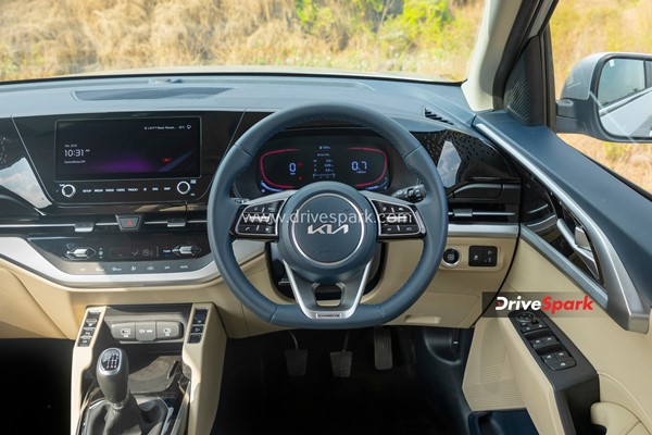 Kia Carens की तीसरी पंक्ति में मिलती है इतनी जगह, वीडियो देख आप भी हो जाएंगे हैरान