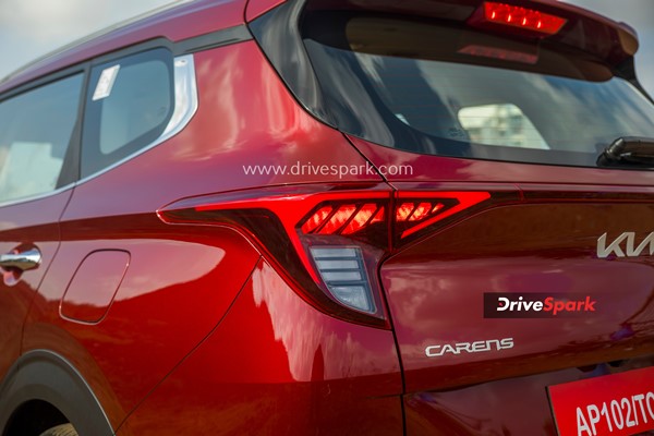 Kia Carens Review: किया कैरंस रिव्यू डिजाईन, फीचर्स, इंजन, ड्राइविंग अनुभव, सीटिंग जानकारी