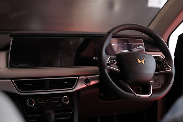 Paralympian अवनी लेखरा को महिंद्रा ने सौंपी एक्सयूवी700 गोल्ड एडिशन, देखें तस्वीरें