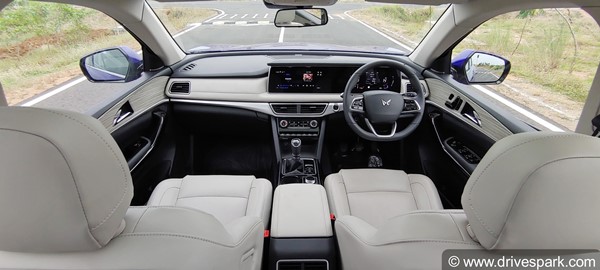 Mahindra XUV700 के एएक्स7 एडब्ल्यूडी लग्जरी की डिलीवरी हुई शुरू, पेट्रोल व डीजल दोनों में है उपलब्ध